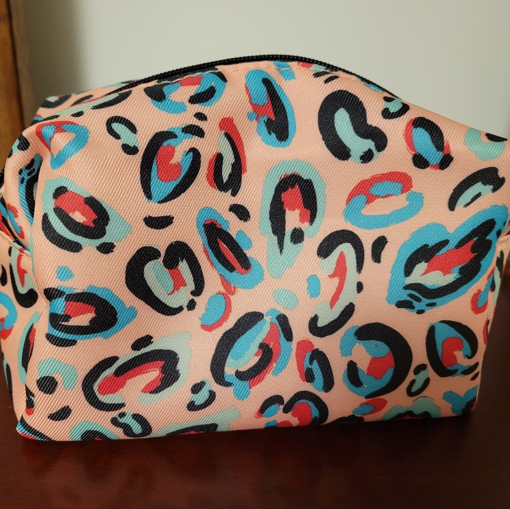 CLJNIQUE COSMETIC BAG  Leopard or Cheetah Print